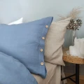 lniana-poszewka-z-guzikami-niebieski