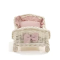 wiklinowe-lozeczko-dla-lalek-len-rozowy